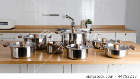 不銹鋼鍋在廚房裡 不銹鋼鍋在廚房裡 44752218