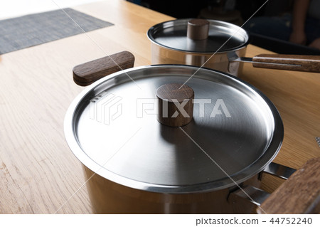 不銹鋼鍋在廚房裡 44752240