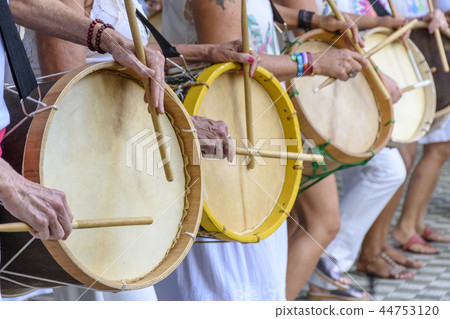 Some womans playing drums 44753120
