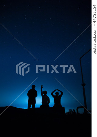 The stars in the night sky and the men sitting The stars in the night sky and the men sitting 44753154