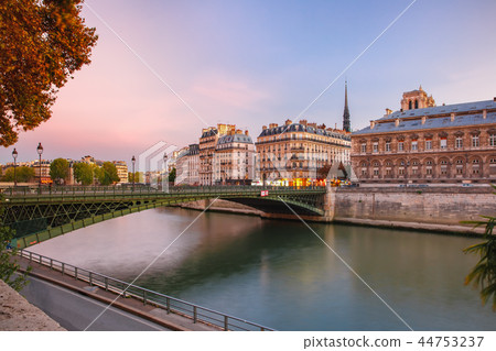Night Ile de la Cite in Paris, France Night Ile de la Cite in Paris, France 44753237