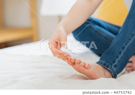 Women who do nail care 44753742
