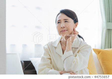 一個女人抱著一隻耳朵 44753857