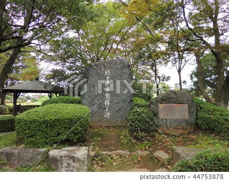 Sakitama縣立名稱出生地紀念碑在Sakitama Kofun公園 Sakitama縣立名稱出生地紀念碑在Sakitama Kofun公園 44753878