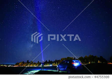 night scenery of a star and a machine, an adventure in the night scenery, the milky way above travelers 44755300