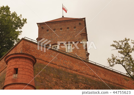 Wawel城堡和牆壁在克拉科夫,波蘭 Wawel城堡和牆壁在克拉科夫,波蘭 44755623