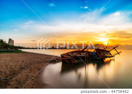 Tropical sunset on the beach. Natural landscape. 44756482