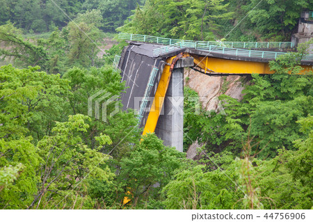 Collapse of the bridge Collapse of the bridge 44756906