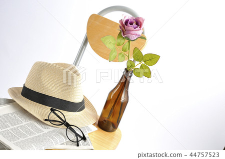 戴著帽子，帽子，眼鏡和報紙。 44757523