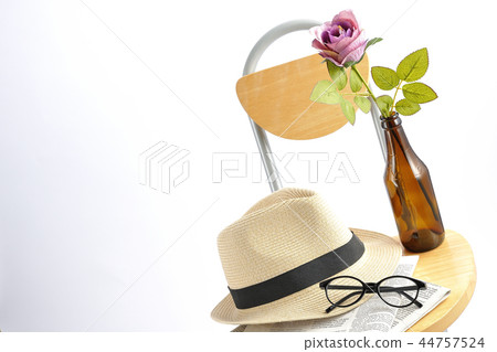 戴著帽子，帽子，眼鏡和報紙。 44757524