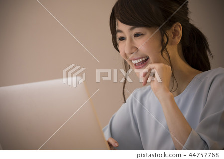 年輕的女人,看著電腦 年輕的女人,看著電腦 44757768