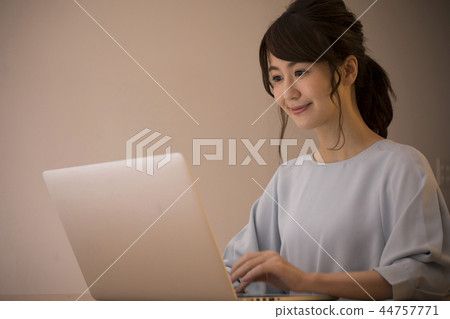 Young woman, looking at PC 44757771