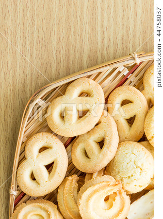 Butter cookies in bamboo bowl Butter cookies in bamboo bowl 44758037