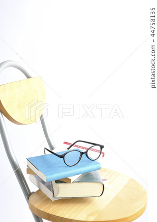 我坐在椅子上看書。 44758135
