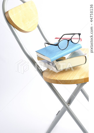 我坐在椅子上看書。 44758136