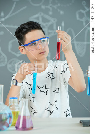 Kid learning chemistry 44761120