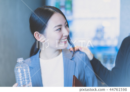 穿西裝的女人 44761598