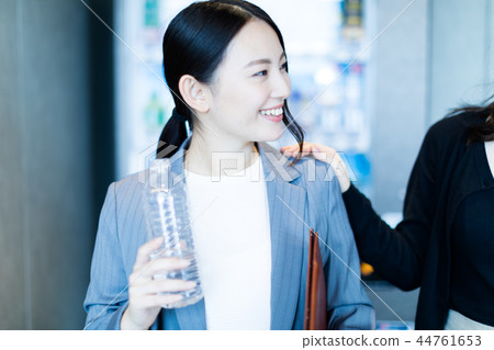穿西裝的女人 44761653