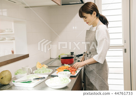 做沙拉的年輕主婦在廚房裡 做沙拉的年輕主婦在廚房裡 44761733