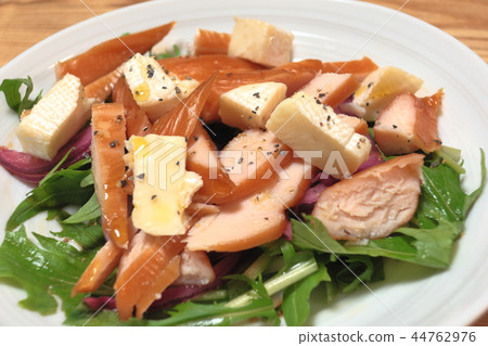 自製的鄉村自製“炒熏和奶酪沙拉” 自製的鄉村自製“炒熏和奶酪沙拉” 44762976