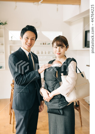在上班前的育兒夫婦抱著嬰兒的母親 在上班前的育兒夫婦抱著嬰兒的母親 44764225