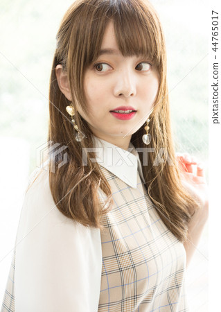 long hair woman 44765017