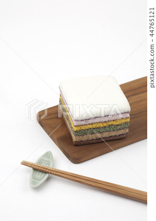 韓國傳統彩虹米糕和木筷子 韓國傳統彩虹米糕和木筷子 44765121