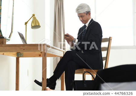 使用智能手機的商人 44766326