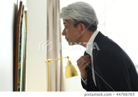 Businessman repairing tie in mirror 44766765