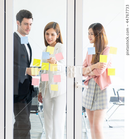 Team of business man and woman in meeting 44767733