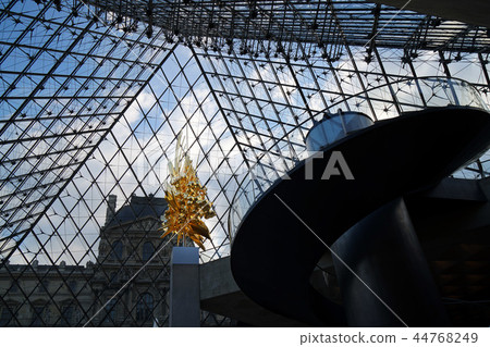 盧布的金字塔 44768249