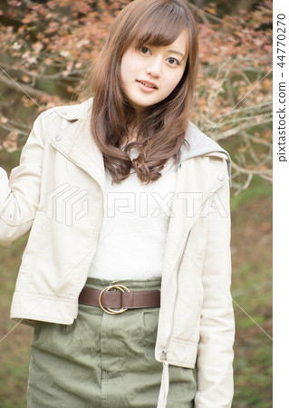 秋葉的一名婦女 秋葉的一名婦女 44770270