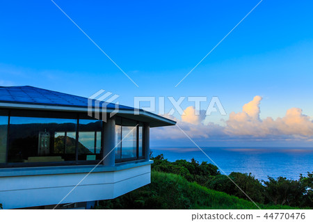 Sunset sun hills morning morning scenery [Nagasaki Prefecture Nagasaki City open sea] 44770476