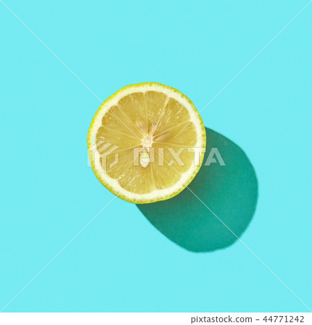 Half a juicy lemon on a blue background with shadow and copy space. Ingredient for drink. Top view Half a juicy lemon on a blue background with shadow and copy space. Ingredient for drink. Top view 44771242