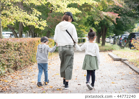 Families walking by three people Families walking by three people 44772240