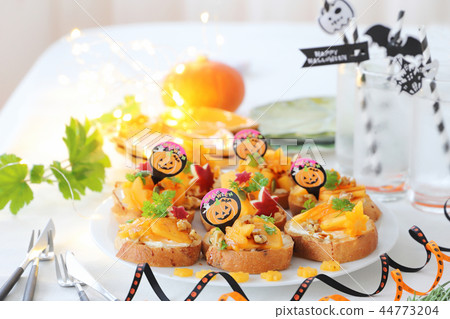 Halloween oyster tartine 44773204