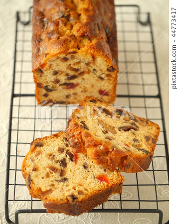 Fruit cake (vertical position high angle) 44773417