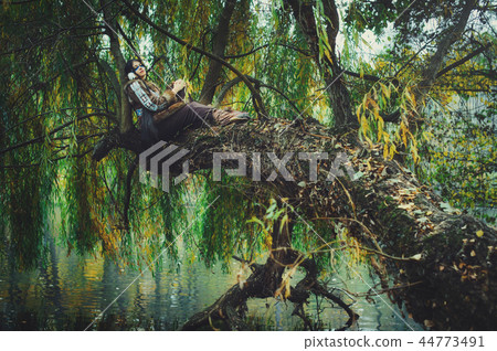 female indians of america in ethnic costume  44773491