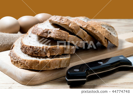 closeup bread loaf on cutting board closeup bread loaf on cutting board 44774748