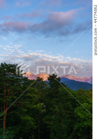 白馬山脈在早晨的陽光下染色 44774862