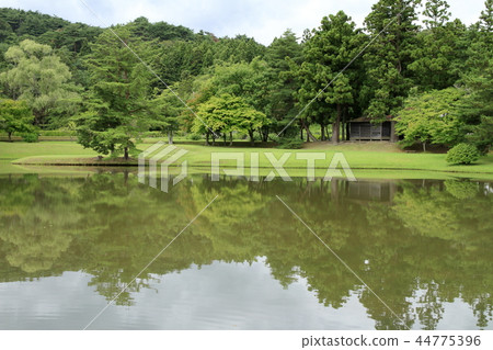 The view of the royal royal palace Maizuru ga pond The view of the royal royal palace Maizuru ga pond 44775396