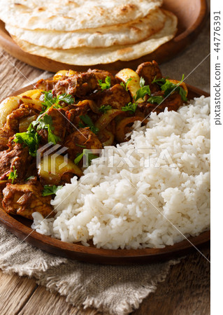 Chicken do pyaza (dopiaza) is cooked in onion Chicken do pyaza (dopiaza) is cooked in onion 44776391