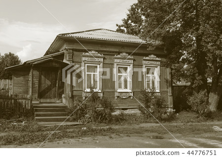 Old small wooden country house 44776751