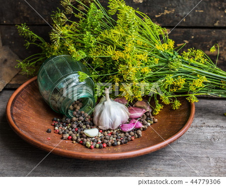 On the plate, head the garlic, pepper peas and dill 44779306