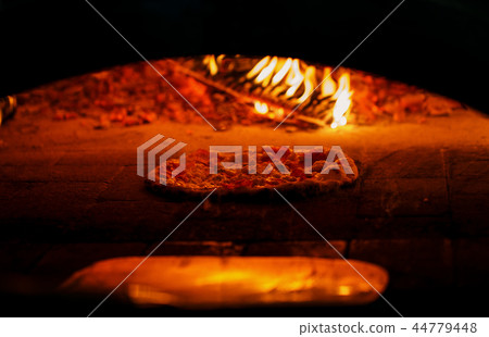 In the kitchen of chef. Master class on cooking pizza 44779448