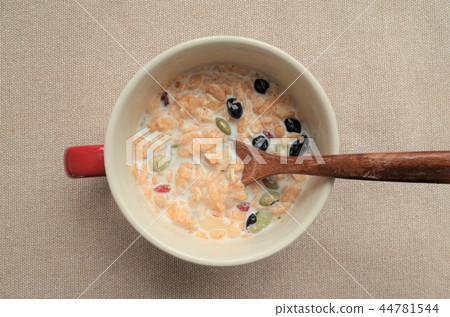 健康的格蘭諾拉麥片早餐，牛奶什錦早餐，豆漿，鮮奶穀物，樂活和lobab食物 44781544