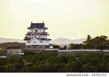 Hirado Castle dyed in the morning glow 44781555