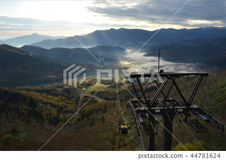 Shining Tomamu mountain and sea of clouds 44781624