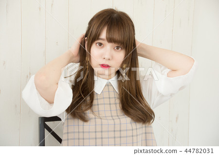 一個刷頭髮的女人 一個刷頭髮的女人 44782031
