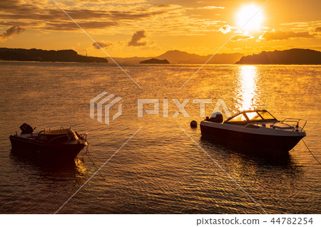 漁港的瀨戶內海日出的早晨 44782254